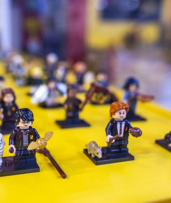 Harry Potter Hedviggel és a cikeszszel, mellette Ron Weasley a patkányával, háttérben további Roxfort szereplők.