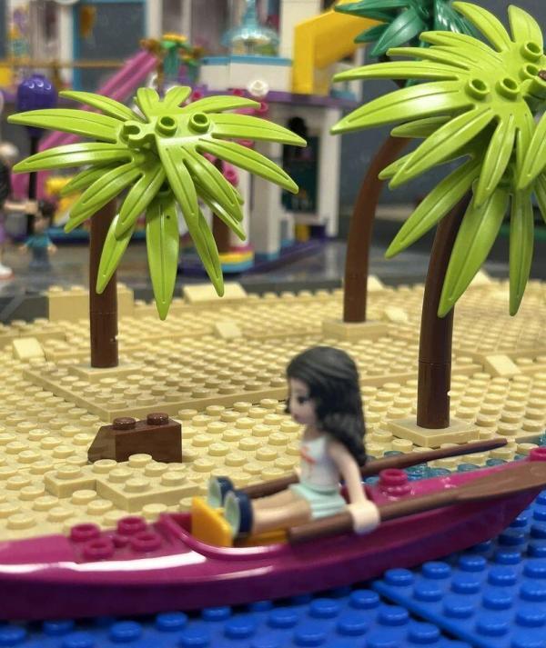 LEGO Friends kajakozó minifig a tengerparti diorámán