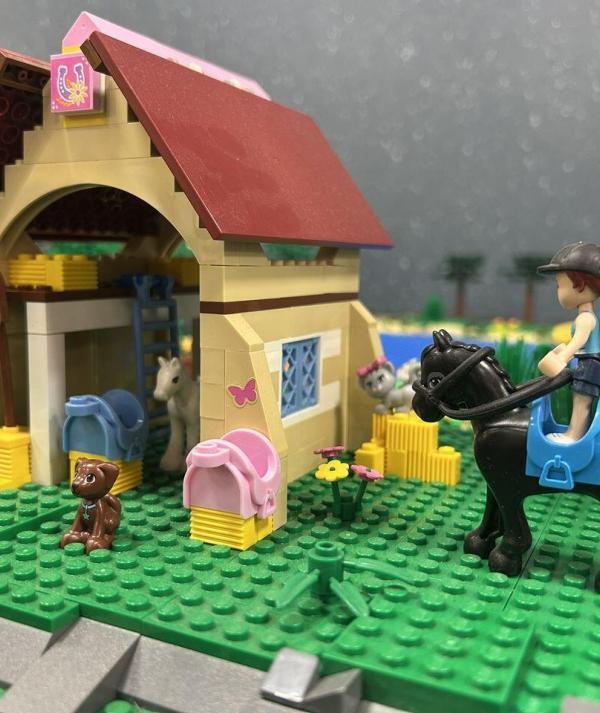 LEGO Friends lovarda fekete lóval, figurával és állatkákkal a zöld réten