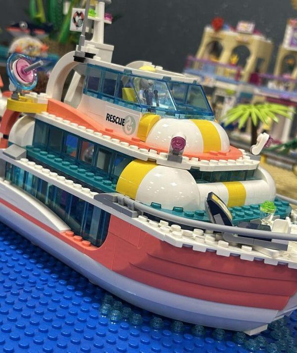 LEGO Friends nagy mentőhajó több fedélzettel, Heartlake City partján