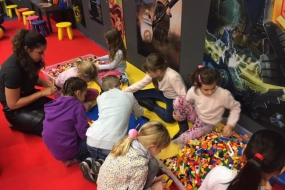 Gyerekzsúr LEGO építés