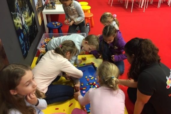 Gyerekzsúr LEGO építés