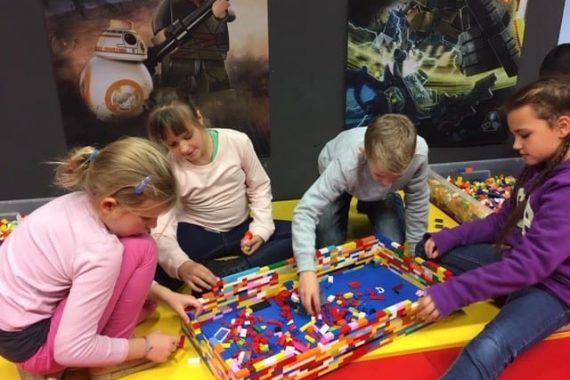 Gyerekzsúr LEGO építés