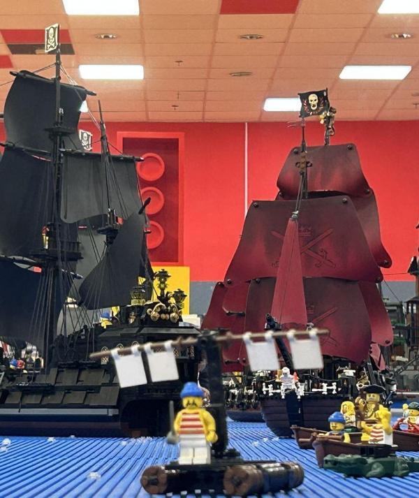 LEGO kalóz hajók a nyilt tengeren