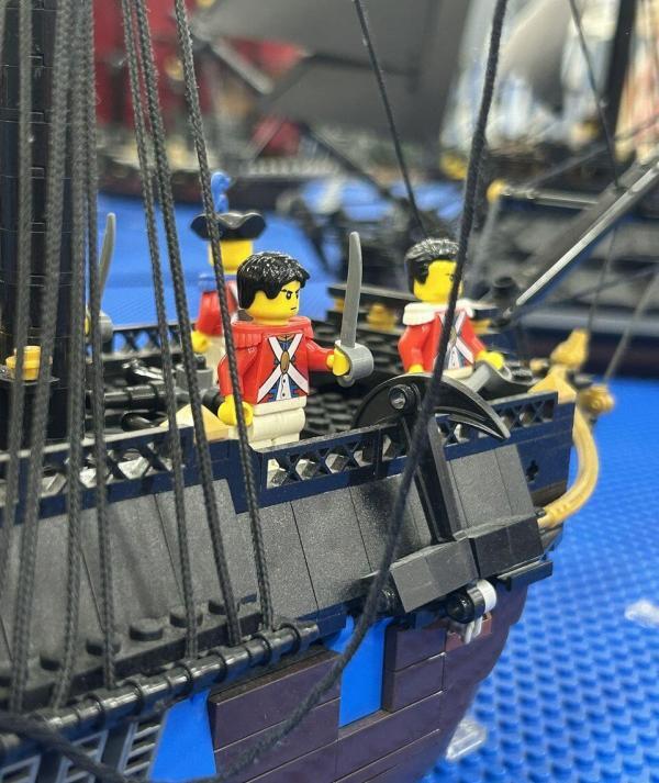 LEGO kalóz hajó katonákkal a fedélzeten