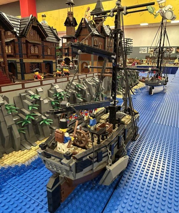LEGO Pirates kikötő várossal