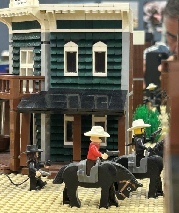 LEGO bank épület fekete lovasokkal