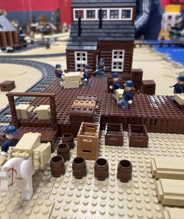 LEGO katonák pakolnak a vonatállomáson