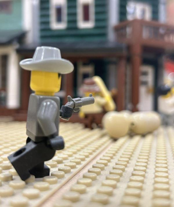 LEGO minifigura pisztollyal a kezében