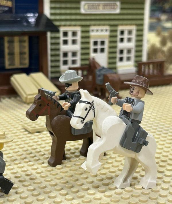 LEGO lovasok pisztollyal a kezükben