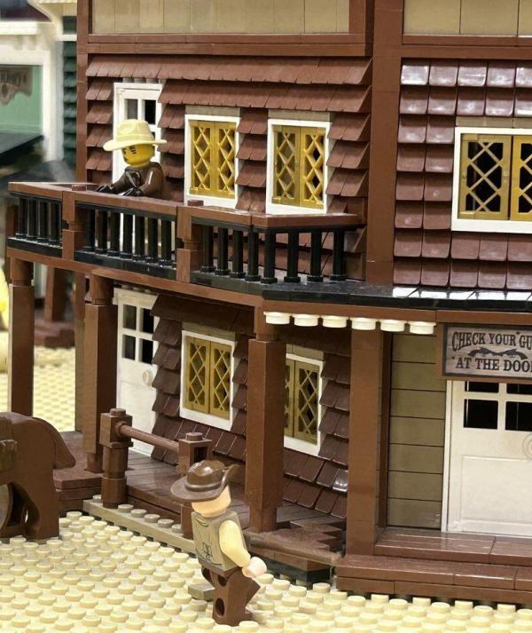 LEGO kocsma, lovassal és minifigurákkal