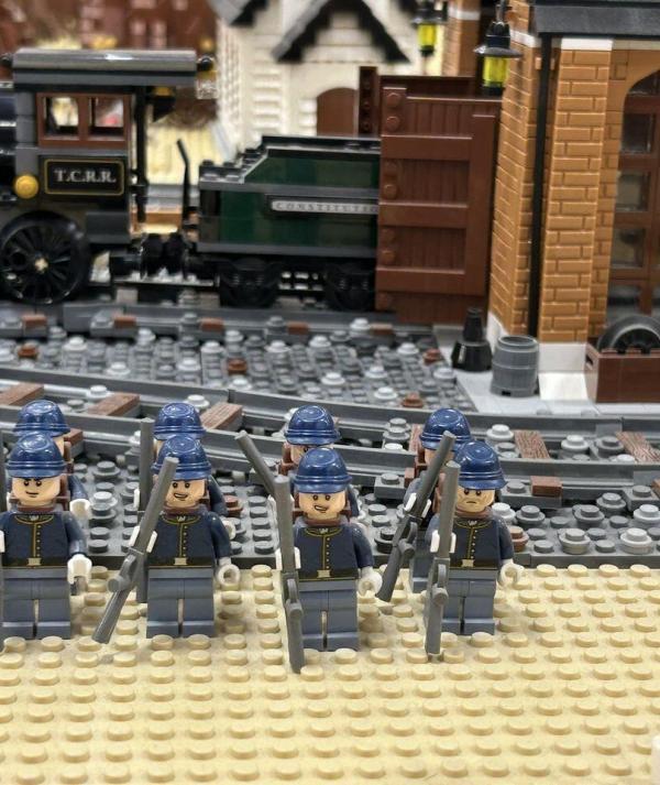 LEGO katonák készültségben a vonatállomáson