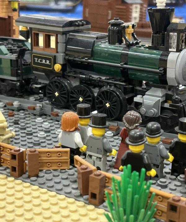 LEGO vonat várakozó utasokkal