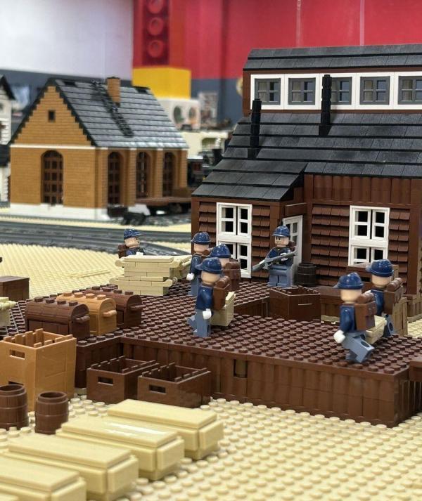 LEGO katonák pakolnak a vonatállomáson