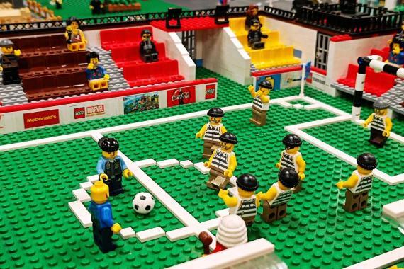 LEGO focipályán stadionban nézők és a játékosok