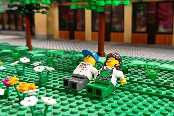 LEGO minifigurák napoznak a parkban