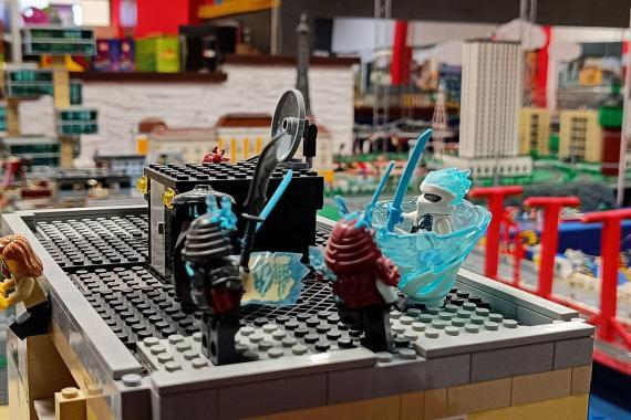 Egy LEGO ház tetején