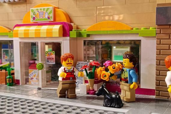 LEGO supermarket előtte virágárus