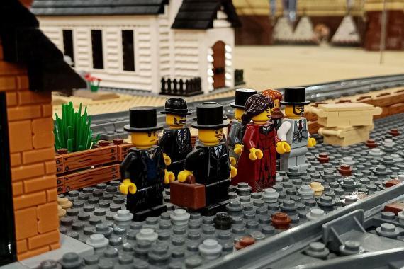 LEGO vadnyugat vasúti síneknél minifigurák