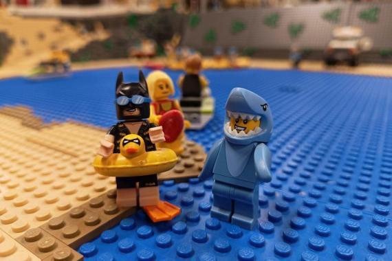 LEGO Batman úszógumival és LEGO cápa jelmezben minifigurák