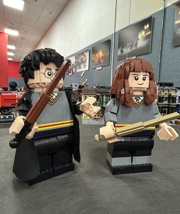 Nagy méretű LEGO BrickHeadz-szerű Harry és Hermione