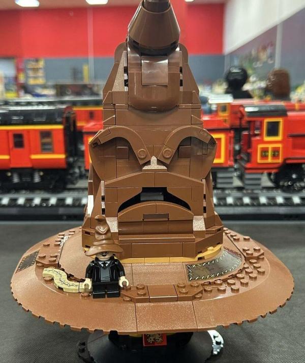 Roxforti Teszlek Süveg 2024-es kiadás, Mozgatható szájjal, karakteres mimikával, minifigurás talpazattal