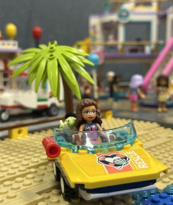 LEGO Friends mentőautó sárga motorcsónakkal, figurával és teknőssel