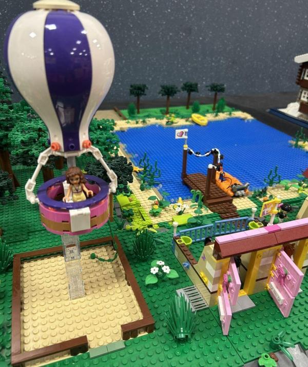 LEGO Friends hőlégballon repül a tó fölött, alatt lóistálló és kert