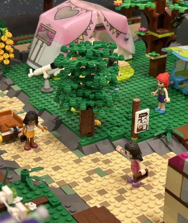 LEGO Friends sátortábor rózsaszín sátrakkal és figurákkal a kertben