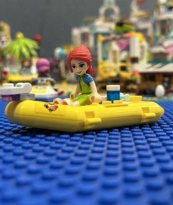 LEGO Friends sárga felfújható csónak figurával a vízen