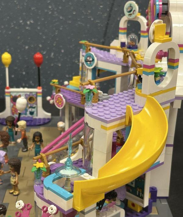 LEGO Friends vízipark sárga csúszdával és színes épületekkel