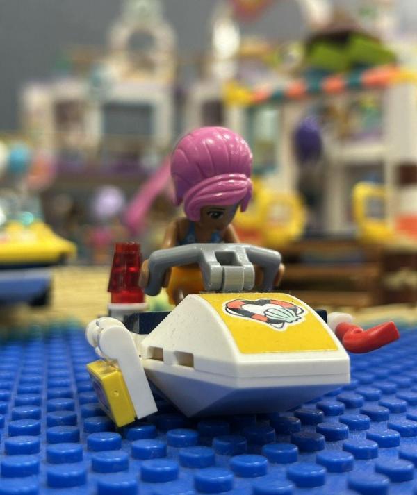 LEGO Friends vízi robogó rózsaszín hajú figurával