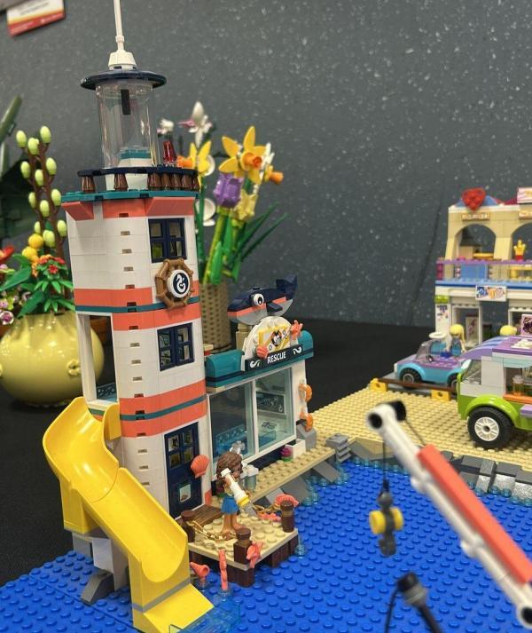 LEGO Friends világítótorony mentőállomás csúszdával és figurával