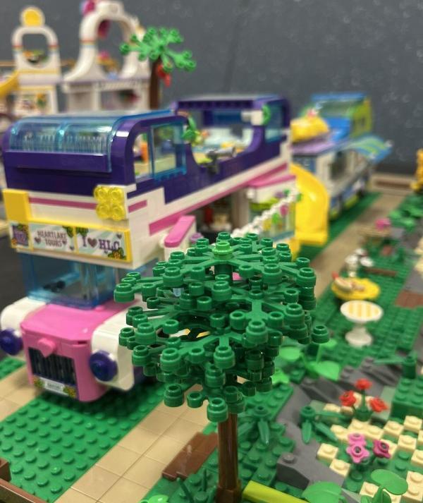 LEGO Friends emeletes busz Heartlake Tours felirattal, színes díszítéssel