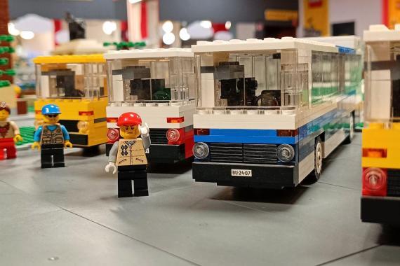 LEGO buszok az állomáson