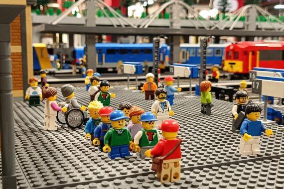 LEGO Nyugati pályaudvar peron minifigurákkal