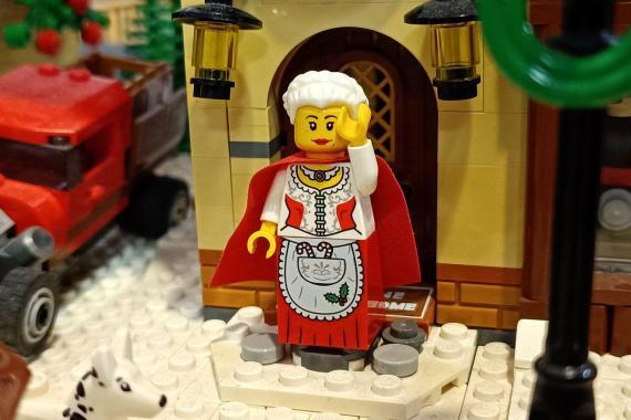 LEGO minifigura kisház bejárátánál