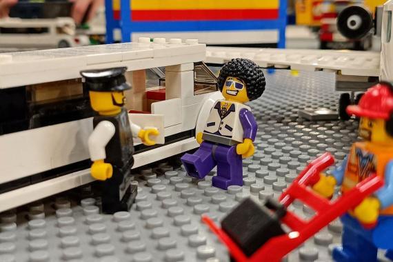 LEGO buszállomás minifigurákkal