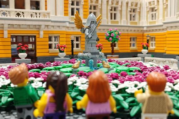 LEGO műépület kerttel