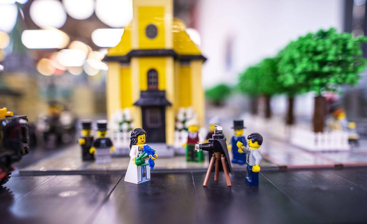 LEGO menyasszony minifigura fotózkodik