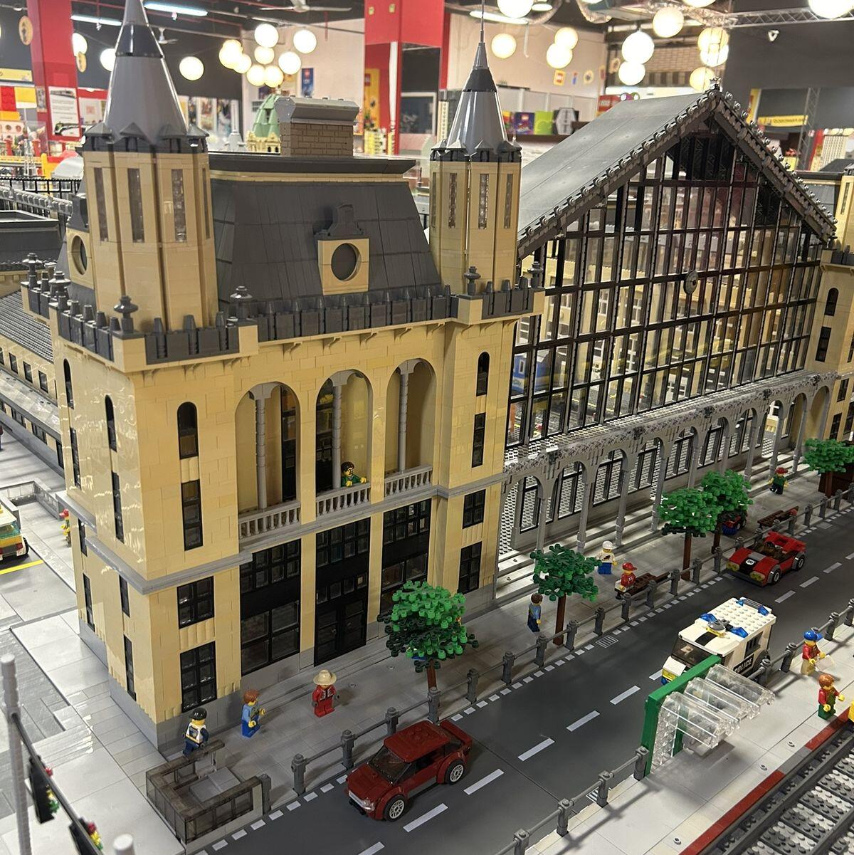 A budapesti Nyugati pályaudvar LEGO-ból