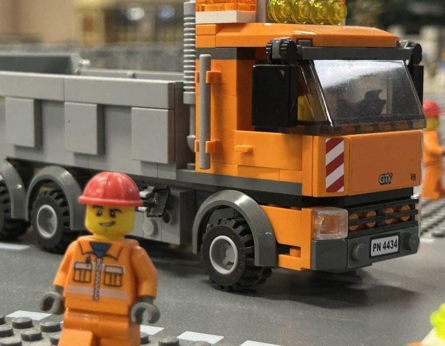 Építő munkás teherautóval LEGO-ból