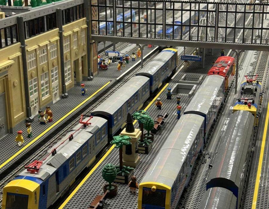 Nyugati pályaudvar peronok LEGO-ból
