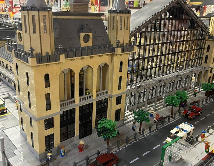 A budapesti Nyugati pályaudvar LEGO-ból