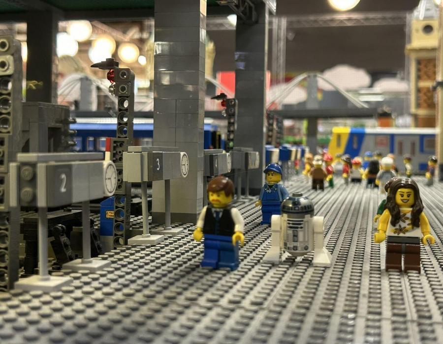 Nyugati pályaudvar vonatok indulása LEGO-ból