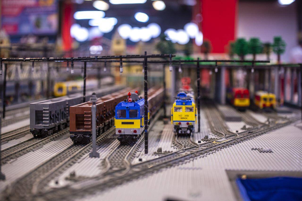 LEGO vonatok a pályaudvaron