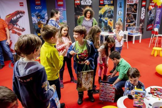 Gyerekzsúr ajándékozás