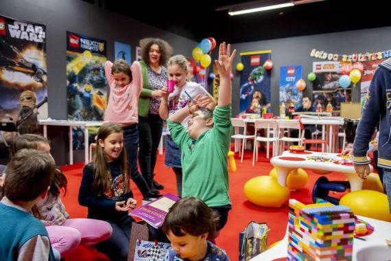 Gyerekzsúr ajándékozás